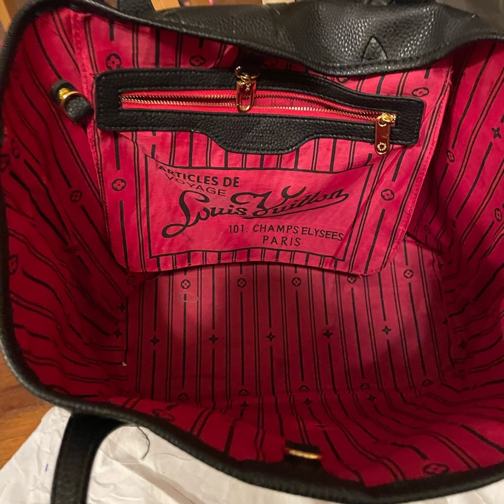 This is a fake bag… I am not claiming it’s real.